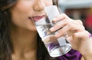 Does Drinking Water Hydrate Your Skin? What Dermatologists Really Say Does Drinking Water Hydrate Your Skin? What Dermatologists Really Say